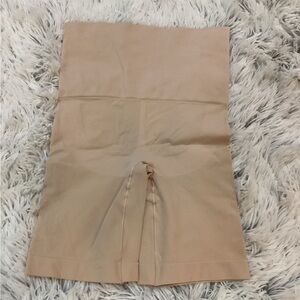 Yummie Shape Wear long shorts high waisted
Beige Tagfree Woman’s S/M